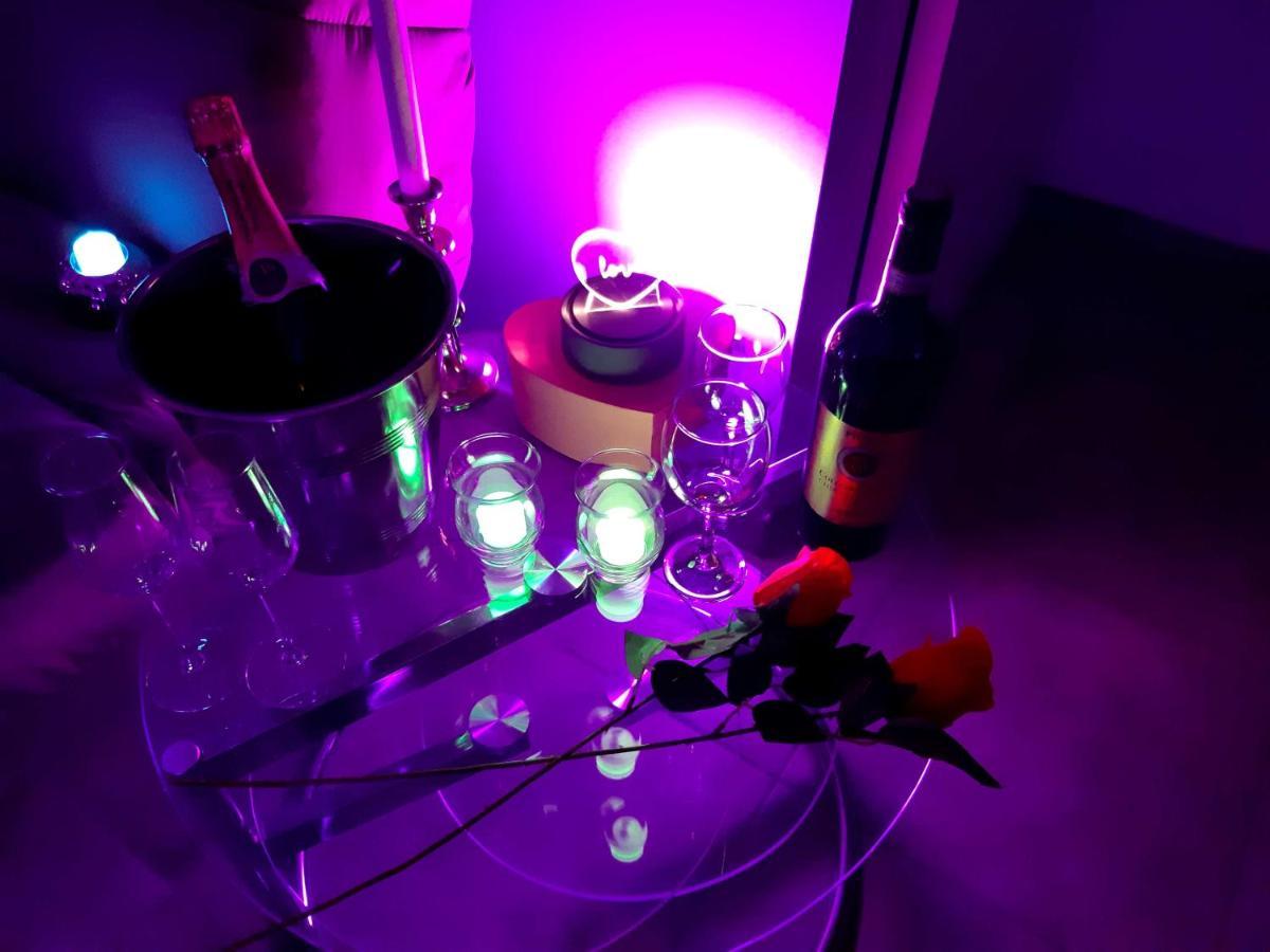 Un Sejour Romantique En Couple Avec Jacuzzi Prive Chromotherapie Jardin Maison Privee Ychoux Exterior foto