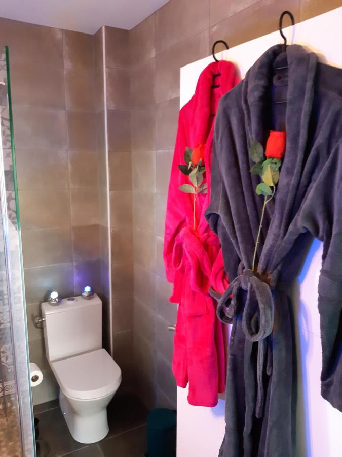 Un Sejour Romantique En Couple Avec Jacuzzi Prive Chromotherapie Jardin Maison Privee Ychoux Exterior foto