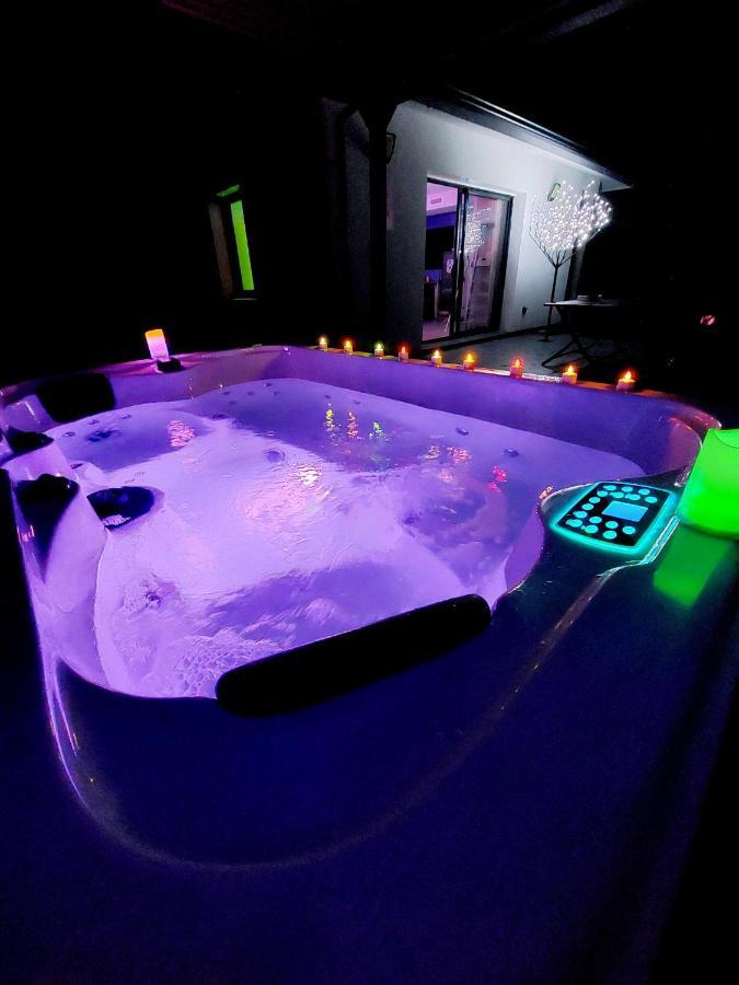 Un Sejour Romantique En Couple Avec Jacuzzi Prive Chromotherapie Jardin Maison Privee Ychoux Exterior foto