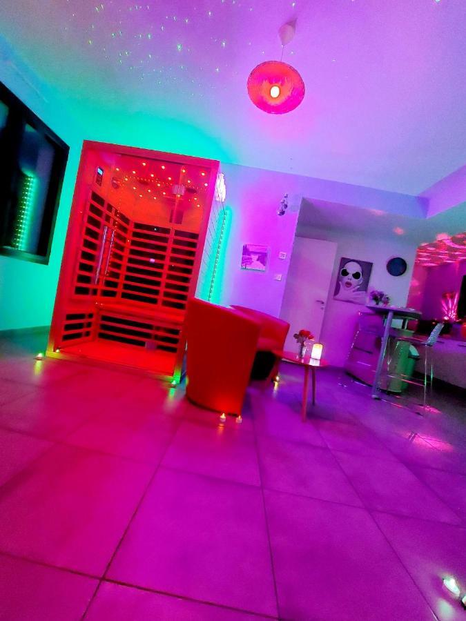 Un Sejour Romantique En Couple Avec Jacuzzi Prive Chromotherapie Jardin Maison Privee Ychoux Exterior foto
