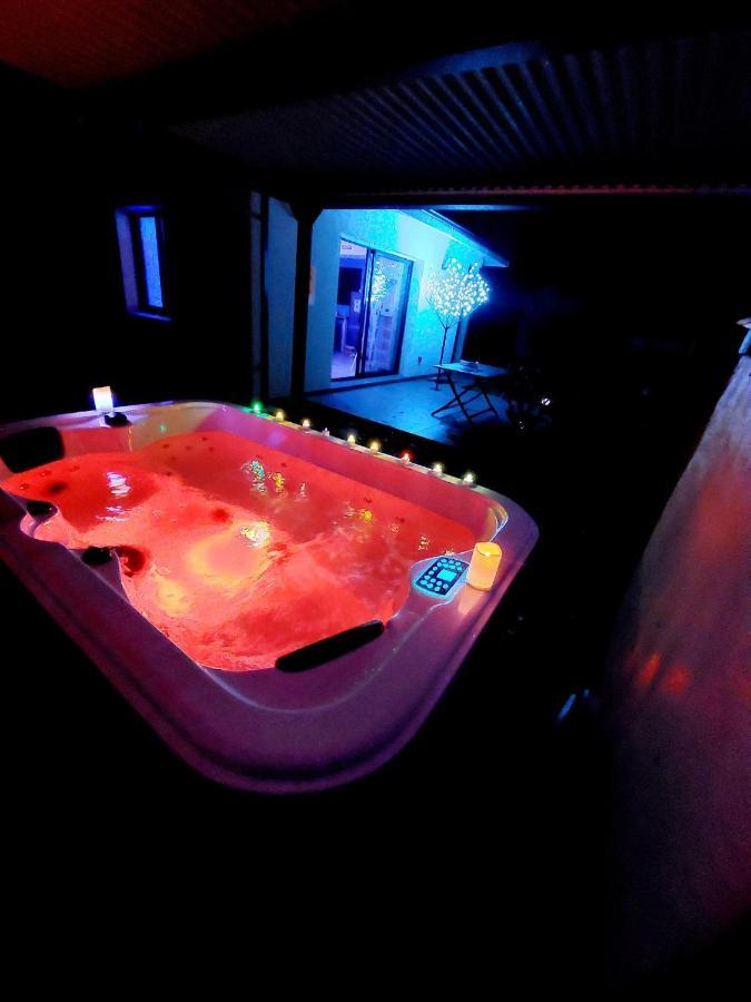 Un Sejour Romantique En Couple Avec Jacuzzi Prive Chromotherapie Jardin Maison Privee Ychoux Exterior foto